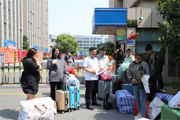 南京新華電腦專修學(xué)校學(xué)生啟程，蘇寧集團(tuán)迎來(lái)新一批實(shí)習(xí)生