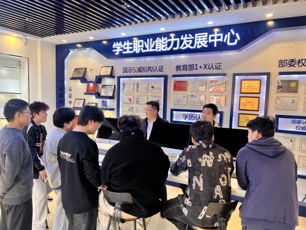 南京新華電腦學(xué)校創(chuàng)就業(yè)中心組織畢業(yè)學(xué)生崗前培訓(xùn) 助力學(xué)子邁好職場第一步