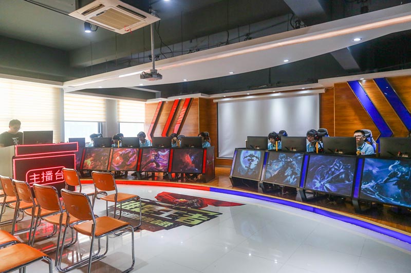 南京新華“產(chǎn)學(xué)結(jié)合 就業(yè)無憂”，電競不止是夢想！