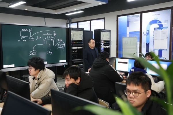 初中成績(jī)不好上不了高中怎么辦？南京新華為你點(diǎn)亮技能人生！