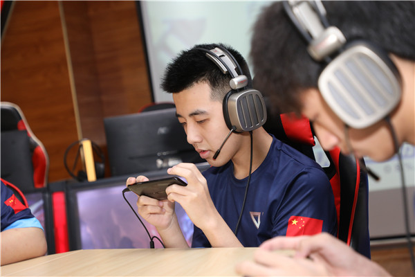 如何看待 Miss 爆料「Faker 年薪 5800 萬，LPL 選手月薪保底 2 萬」？