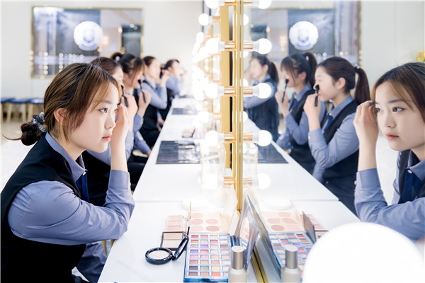 女生學(xué)一門什么手藝好就業(yè)?美妝專業(yè)開辟
