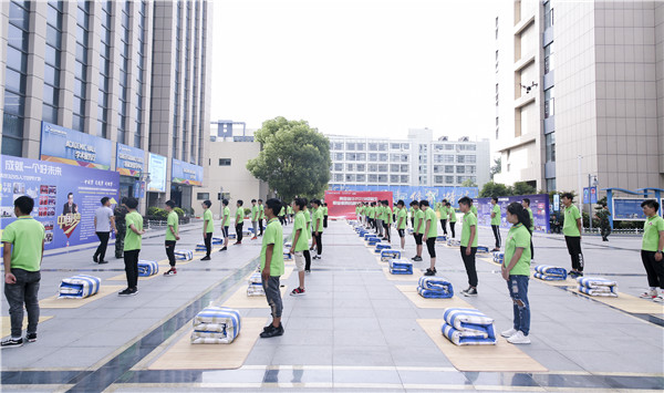 疊軍被大比拼，南京新華電腦專修學(xué)院舉行疊軍被比賽！