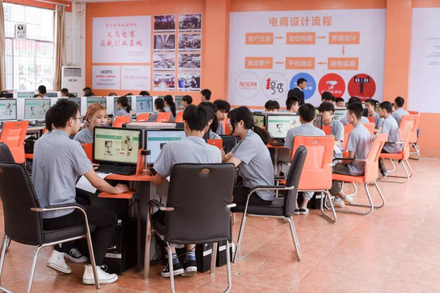 抖音達(dá)人連麥央視聚焦新華學(xué)子，看好電商行業(yè)