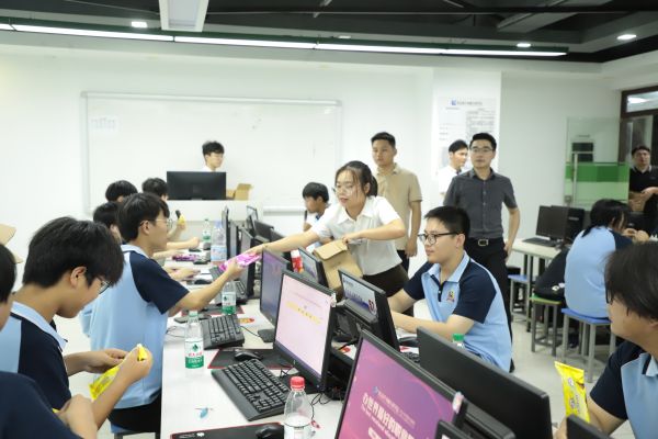 南京新華電腦夏日關懷行動，助力學子清涼度夏！