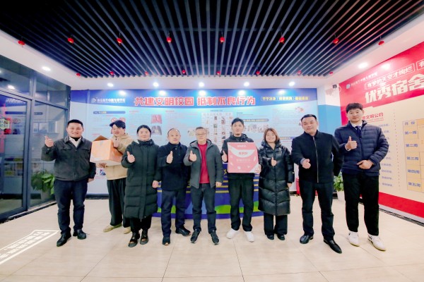 南京新華吳元紅校長晚間慰問查寢，并為學(xué)生送關(guān)懷！